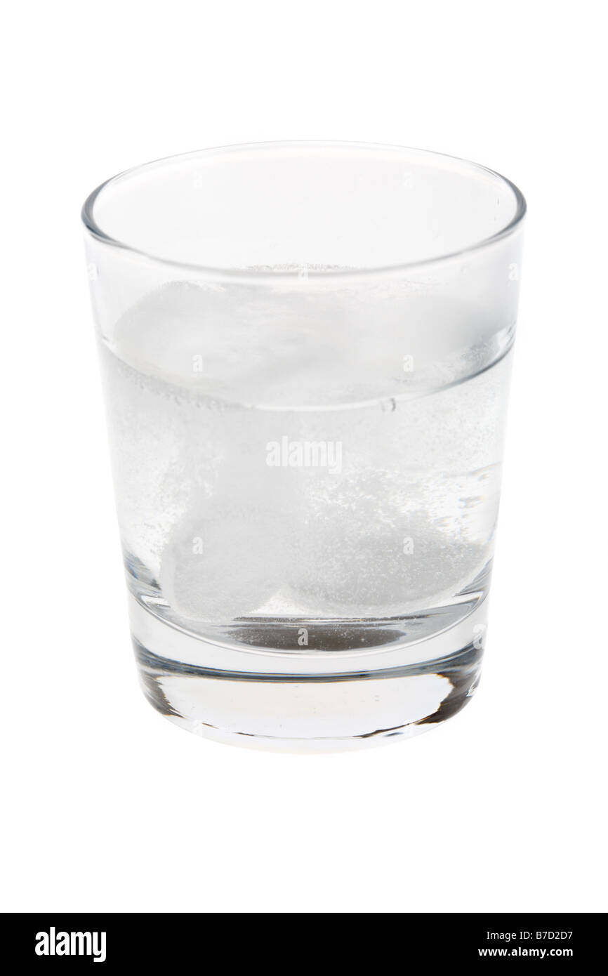 Solubili paracetamolo o aspirina cefalea compresse da sciogliere in un piccolo bicchiere di acqua su sfondo bianco Foto Stock