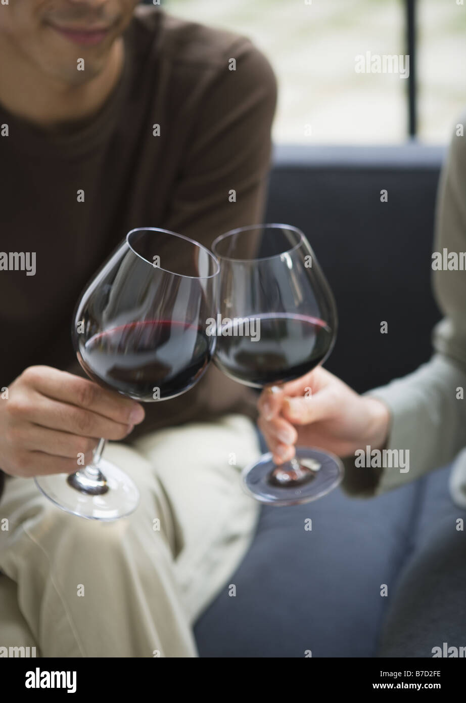 Il tintinnio dei bicchieri da vino Foto Stock