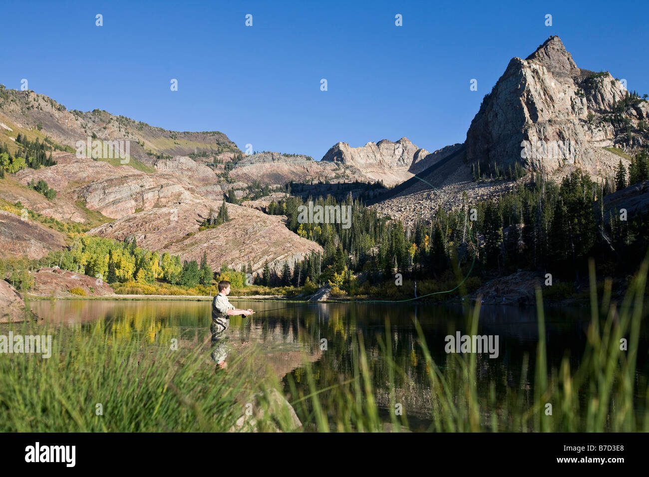 Un uomo di Pesca a Mosca Report di Pesca in un lago Foto Stock