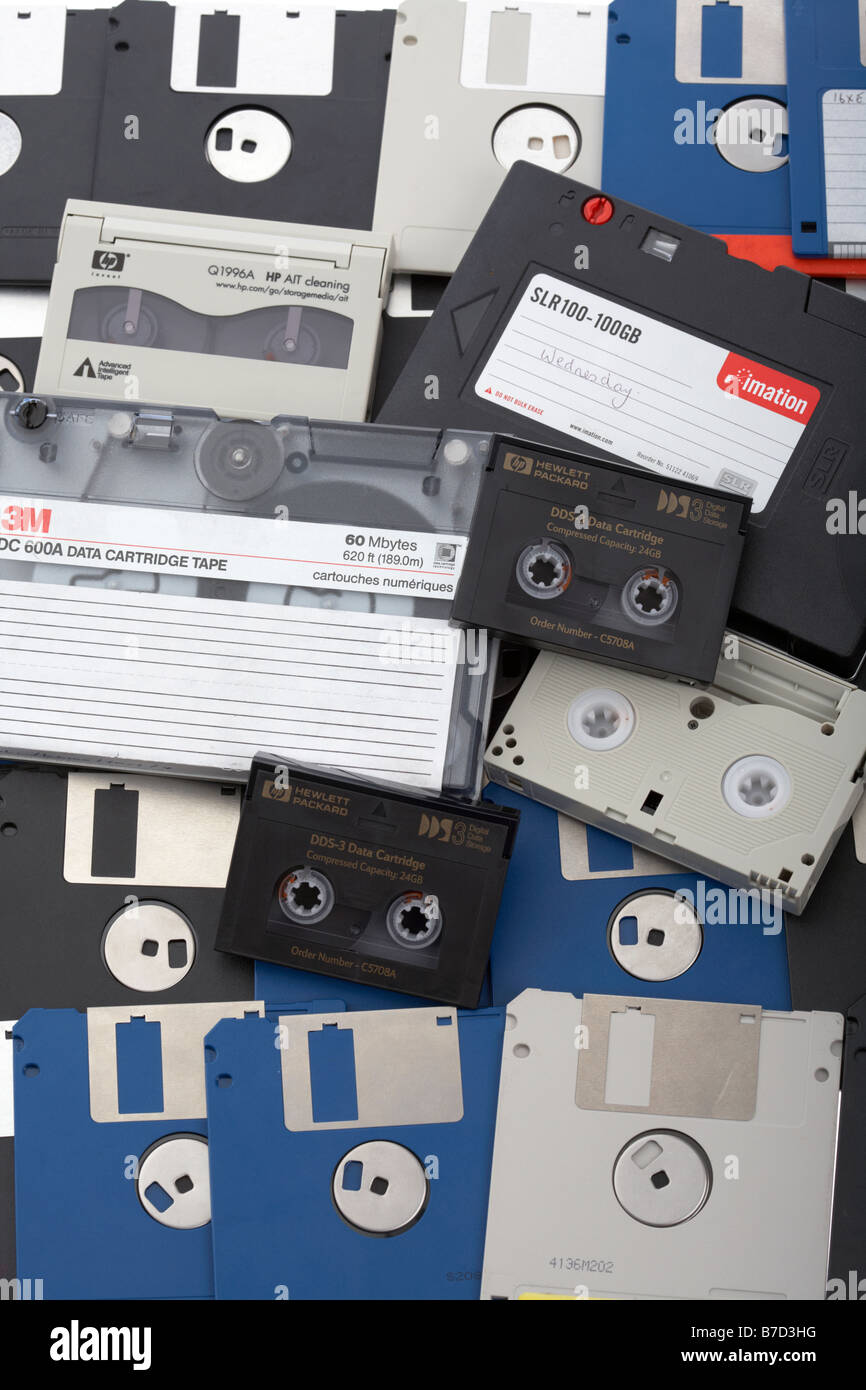 Pila di vecchio stile misto di supporti magnetici cartuccia nastro dat dds nastri e dischi floppy Foto Stock
