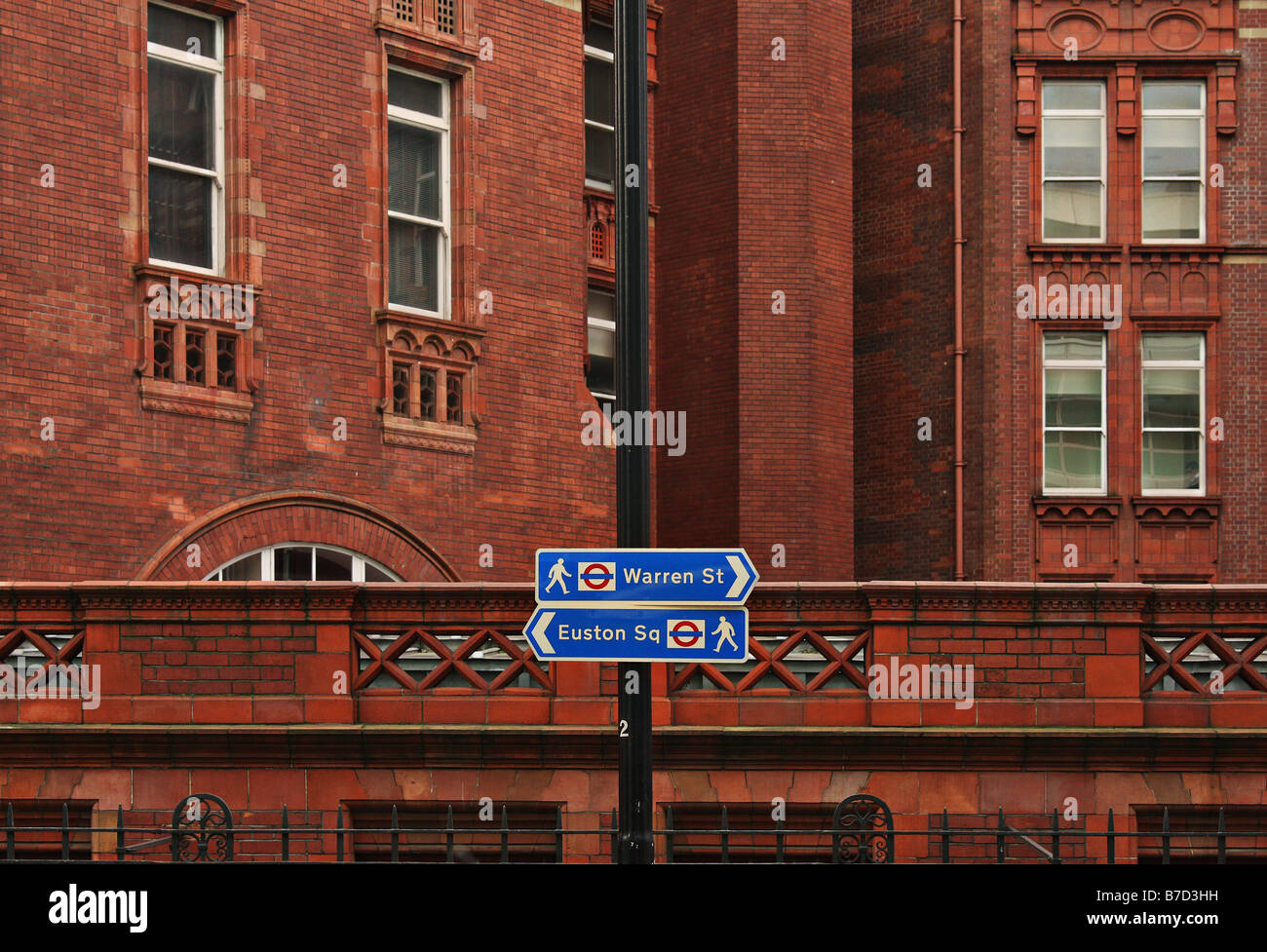 London street segni che mostra il modo di Warren Street e Euston Square stazioni sotterranee Foto Stock