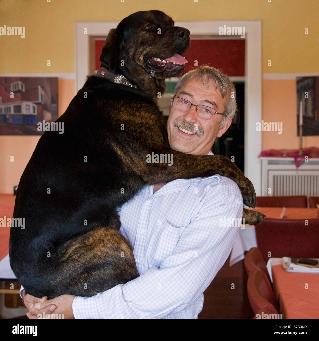 Ritratto di un uomo con il suo cane Foto Stock