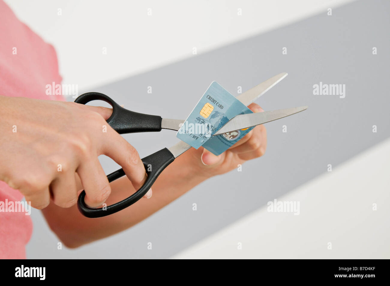 Donna taglio la sua carta di credito Foto Stock