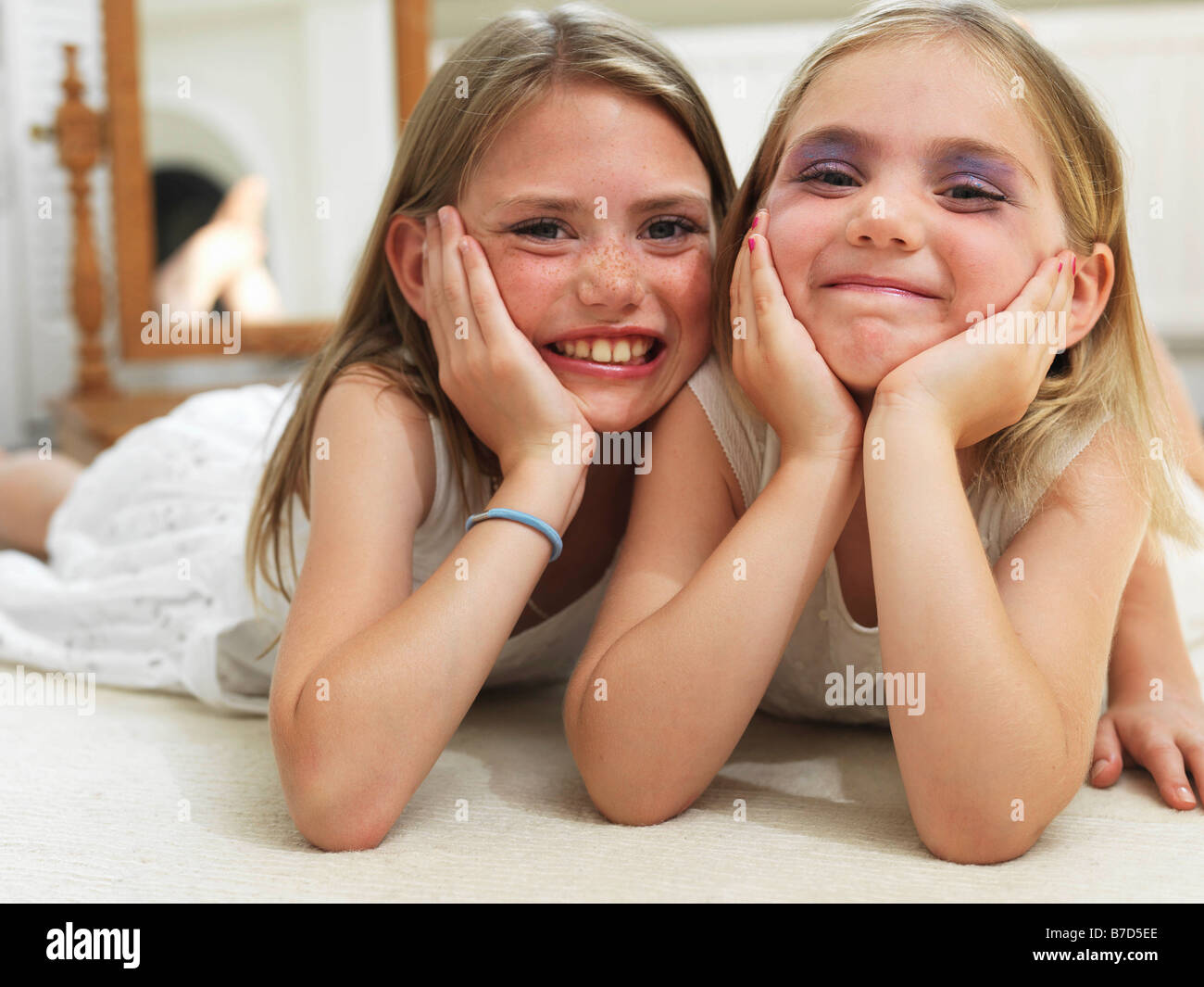 Mostra gli amici di make-up esperimenti Foto Stock