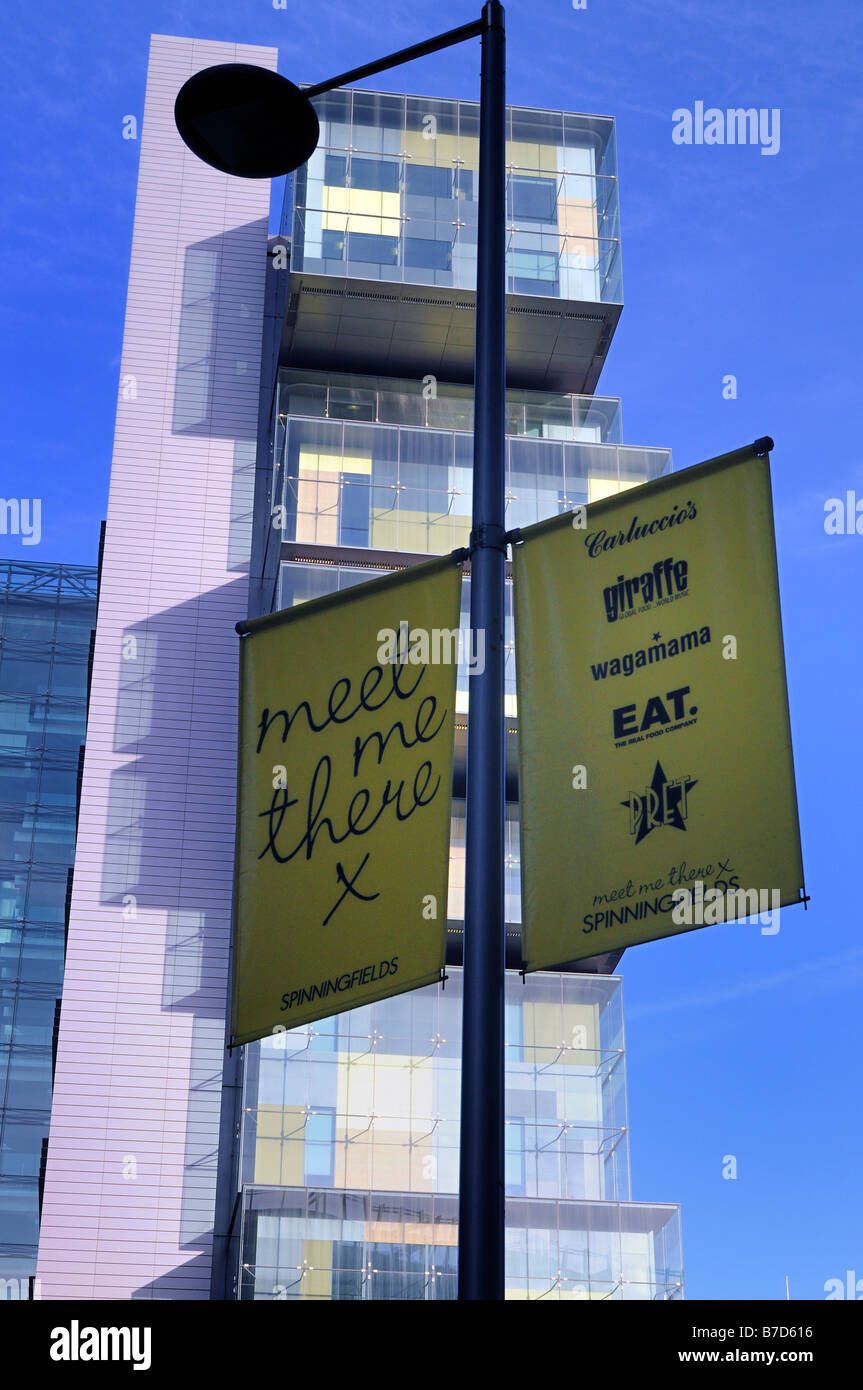 Un segno giallo pubblicità spinningfields davanti alla giustizia civile centro nel centro della città di Manchester Foto Stock