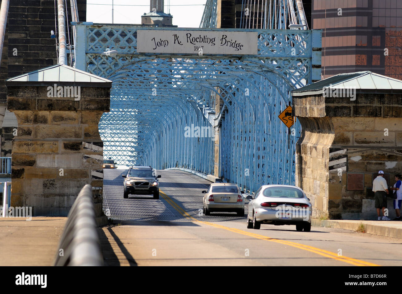 Auto cross lo storico John Roebling un ponte sopra il fiume Ohio tra il Kentucky e Ohio Foto Stock