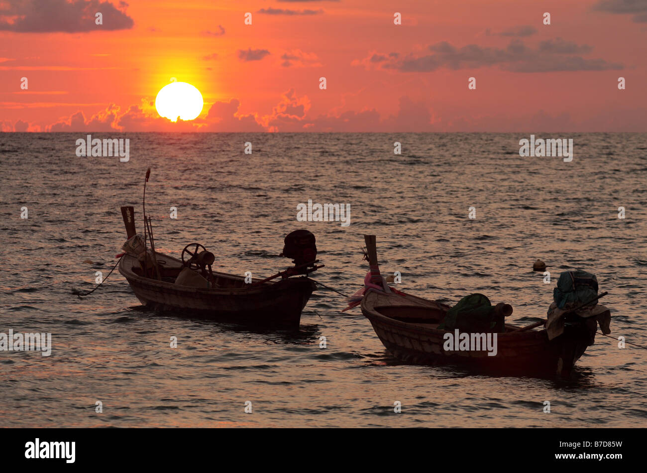 Due barche longtail nella parte anteriore del tramonto a Nai Yang Beach, Thailandia Phuket, Mare delle Andamane Foto Stock