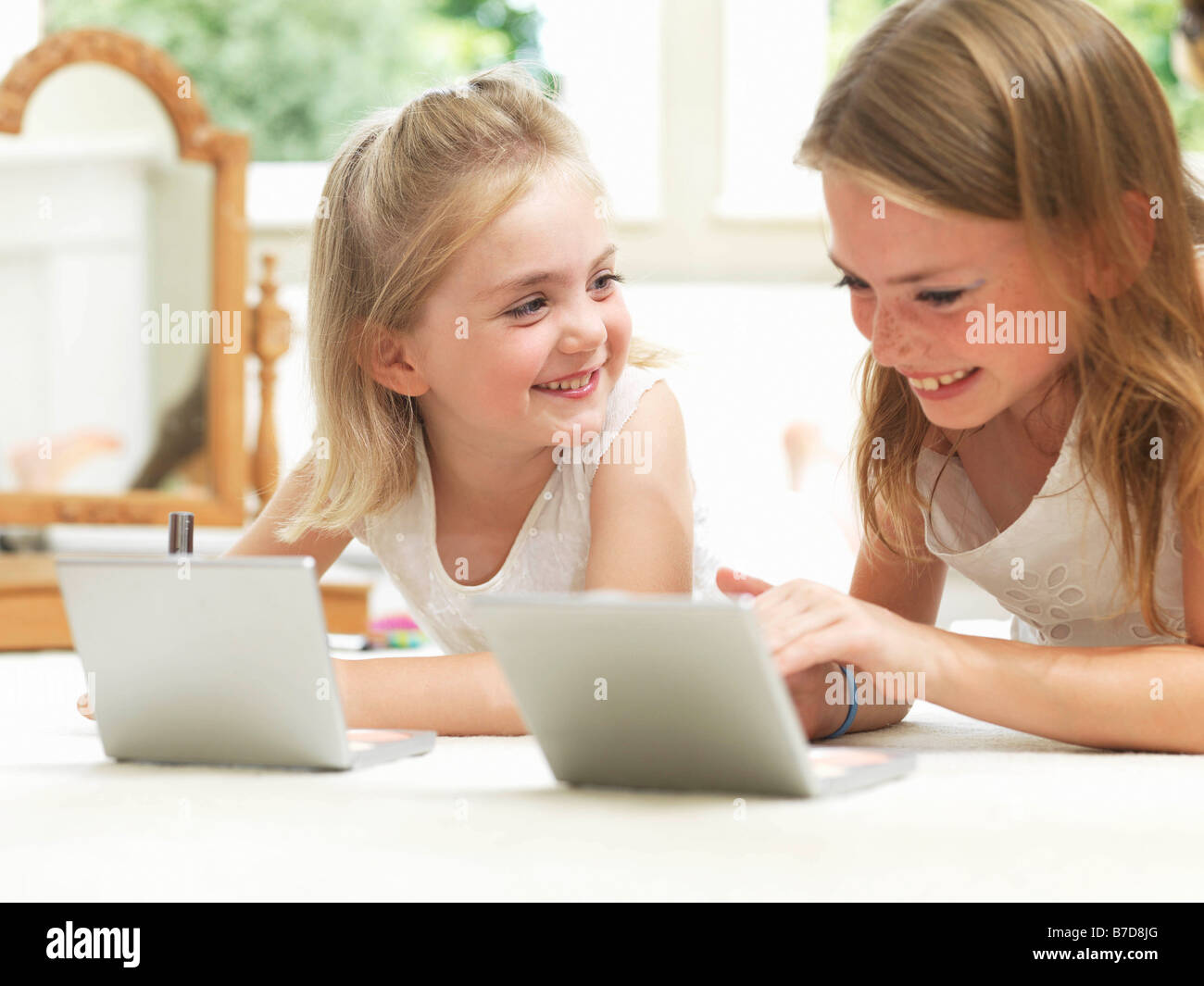 Ragazze sorridenti, mettendo sul make-up Foto Stock