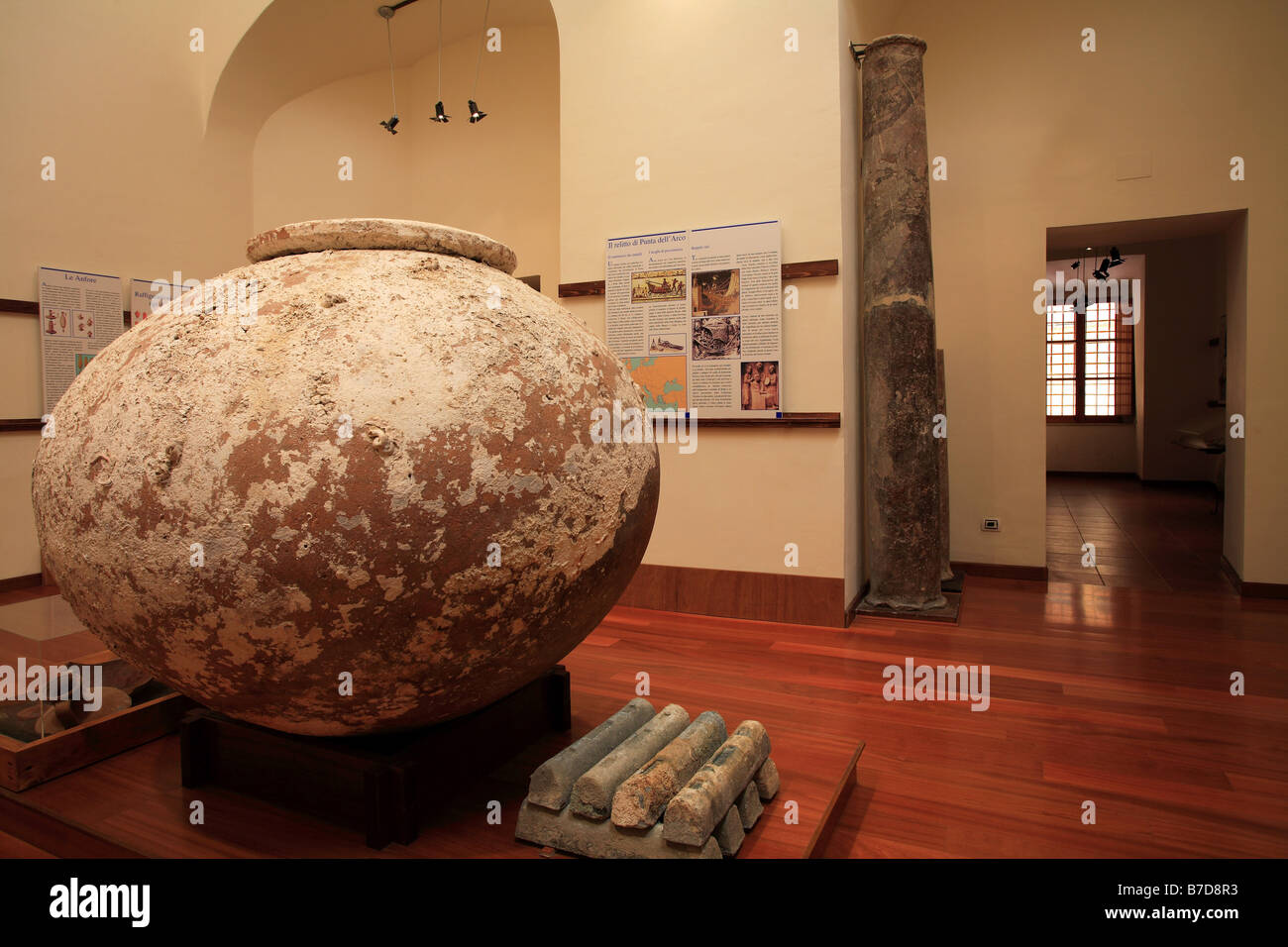 Grande dolium nel museo archeologico, isola di Ventotene, Lazio, Italia Foto Stock