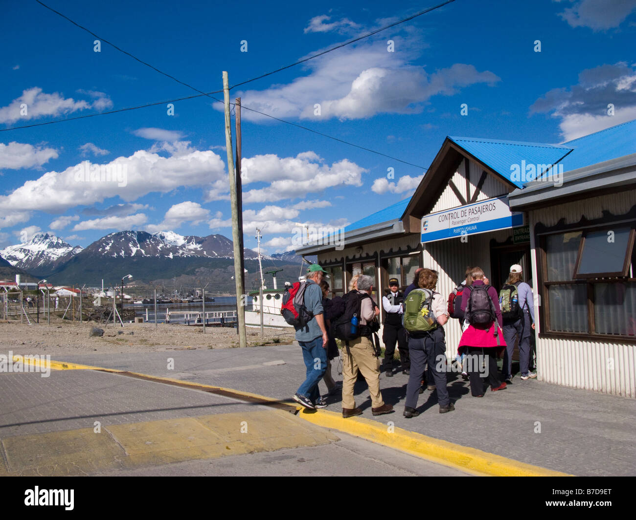 I passeggeri al controllo passaporti in Puerto Ushuaia, Tierra de Fuego Provincia, Patagonia, Argentina, Sud America Foto Stock