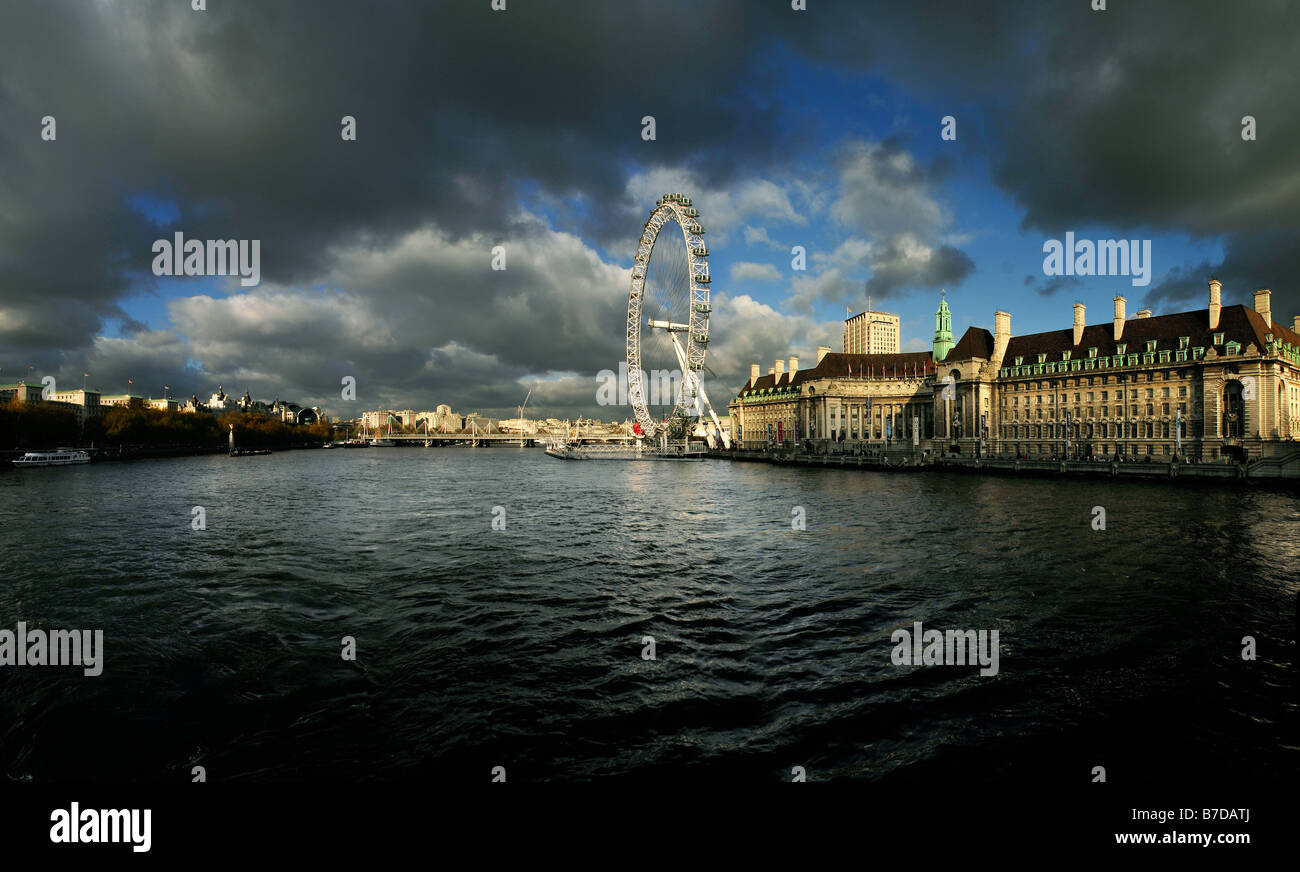 Un meraviglioso paesaggio drammatico del London eye presi da Westminster Bridge di Londra. Foto di Patrick patricksteel in acciaio Foto Stock