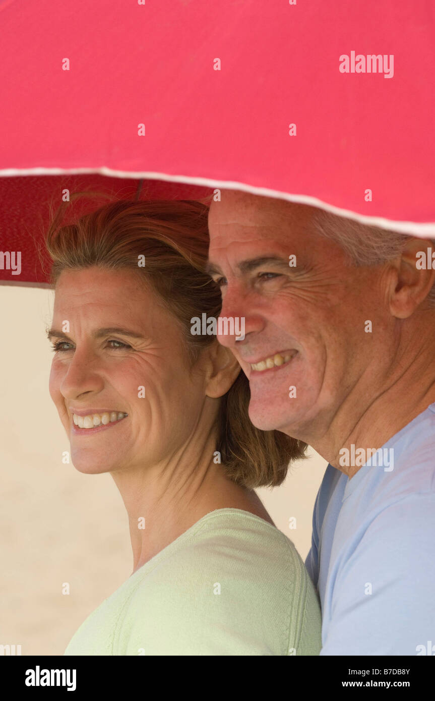 Accoppiare il ricovero sotto ombrellone in spiaggia Foto Stock