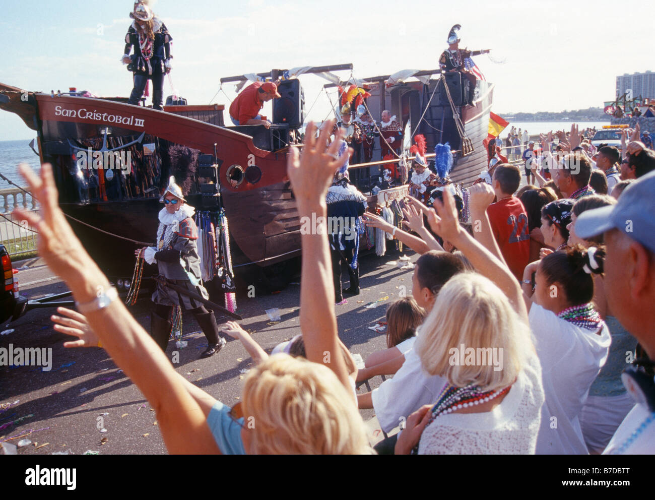 La folla allietare un galleggiante durante l annuale Gasparilla Pirate Festival di invasione in Tampa Florida Foto Stock