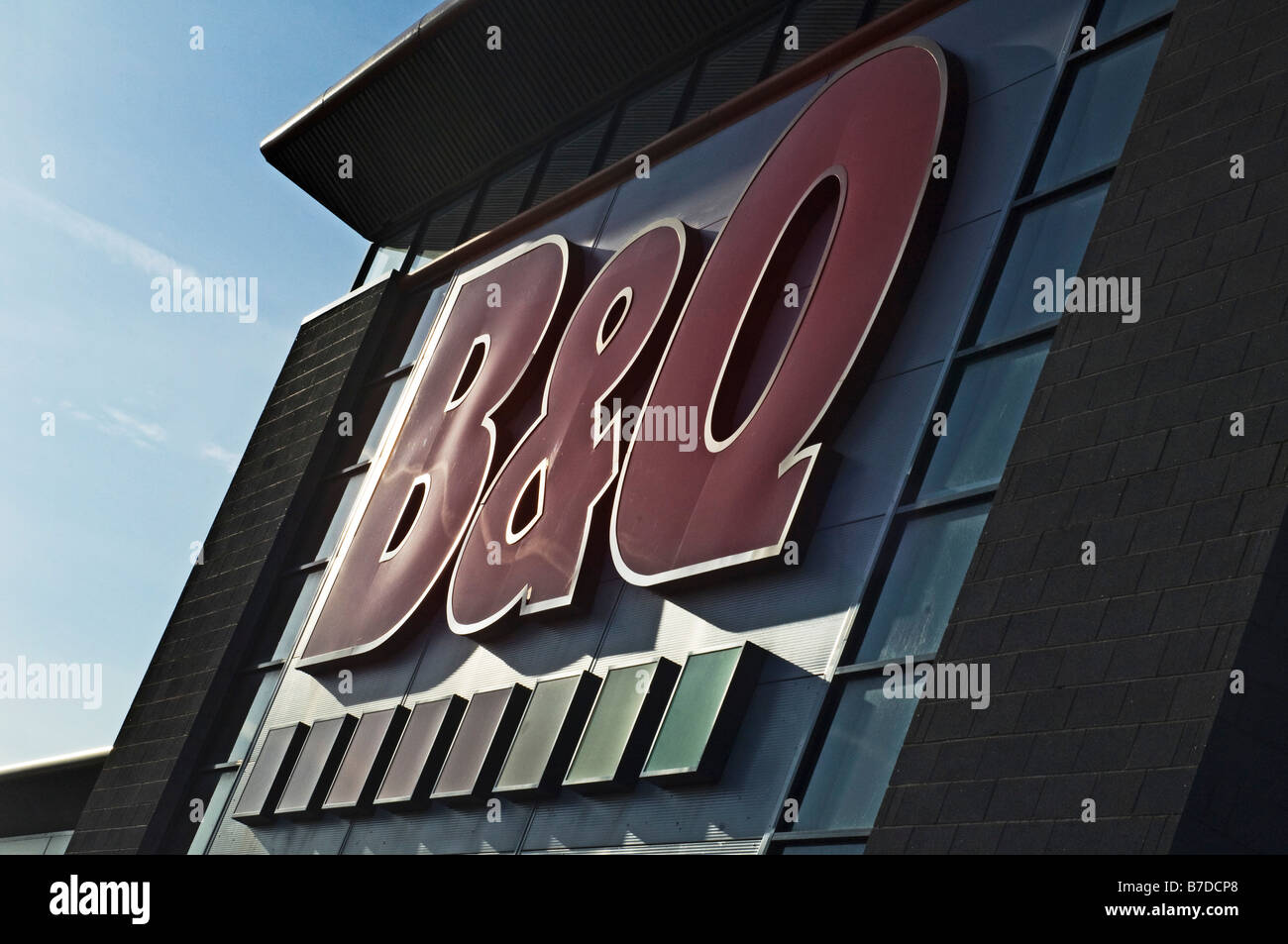 Un gigante B&Q segno sulla parte esterna di un megastore del fai da te in un retail park a Doncaster nello Yorkshire Foto Stock Un gigante B&Q segno sulla parte esterna di un megastore del fai da te in un retail park a Doncaster nello Yorkshire Foto Stock