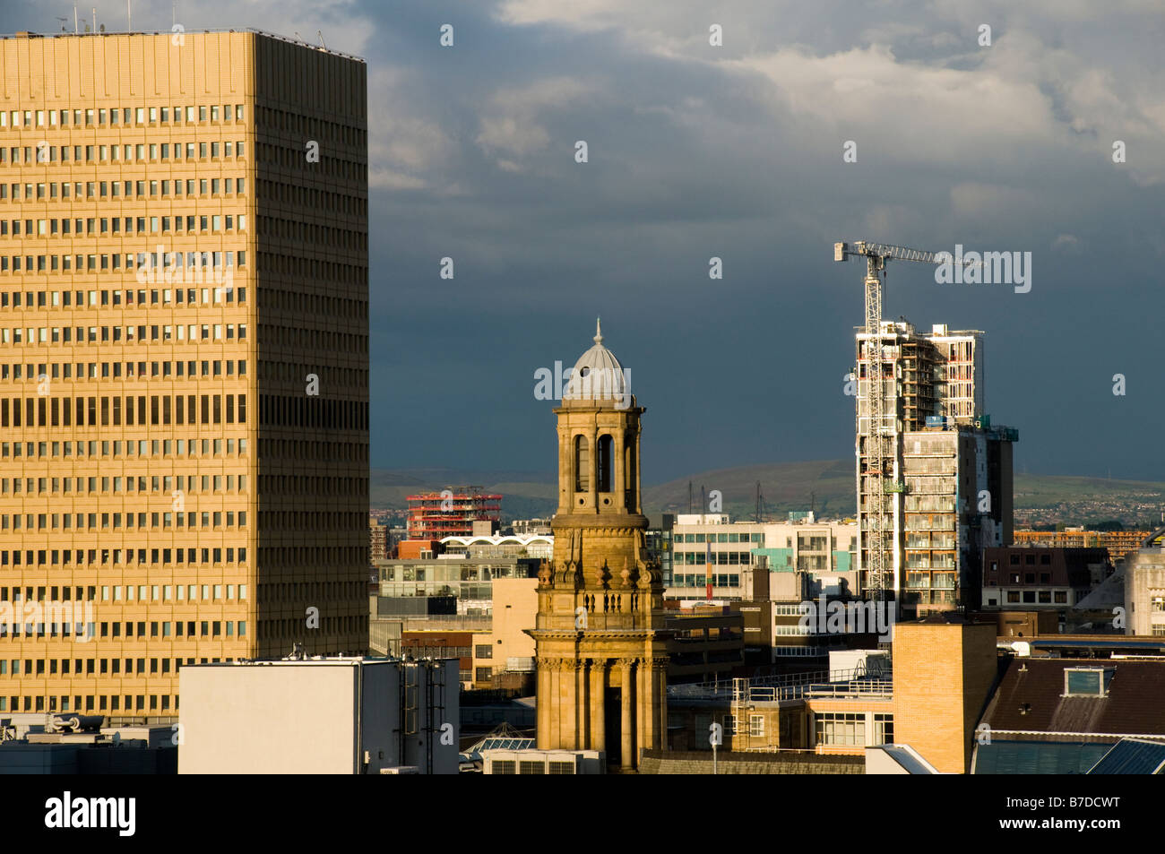 La torre del centro commerciale Arndale e un edificio in costruzione nel centro della città, Manchester, Inghilterra, Regno Unito Foto Stock