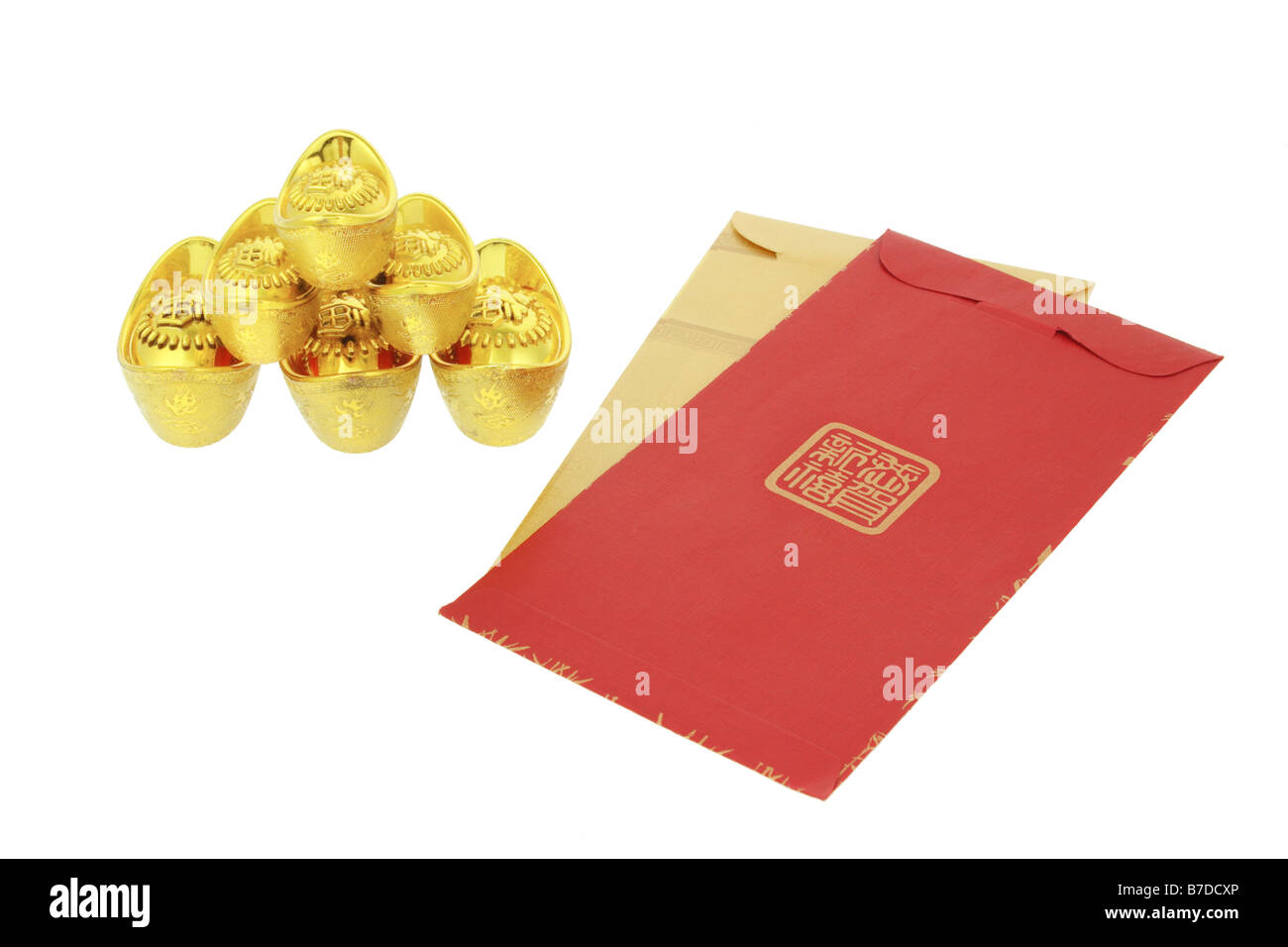 Nuovo anno lunare cinese pacchetti di rosso e oro ornamenti di lingotto su sfondo bianco Foto Stock