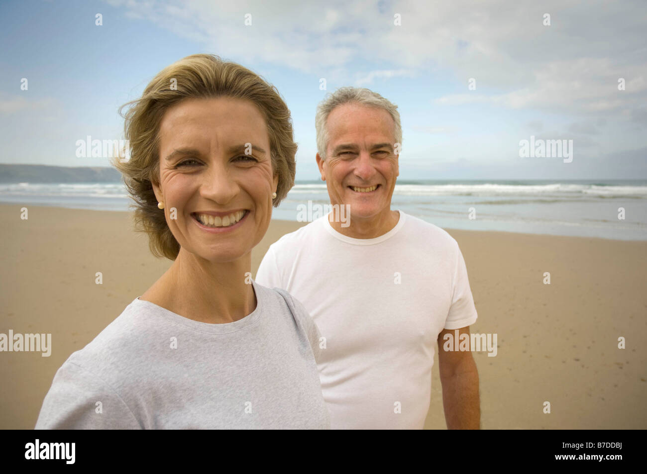 Ritratto di Coppia sorridente su una spiaggia Foto Stock