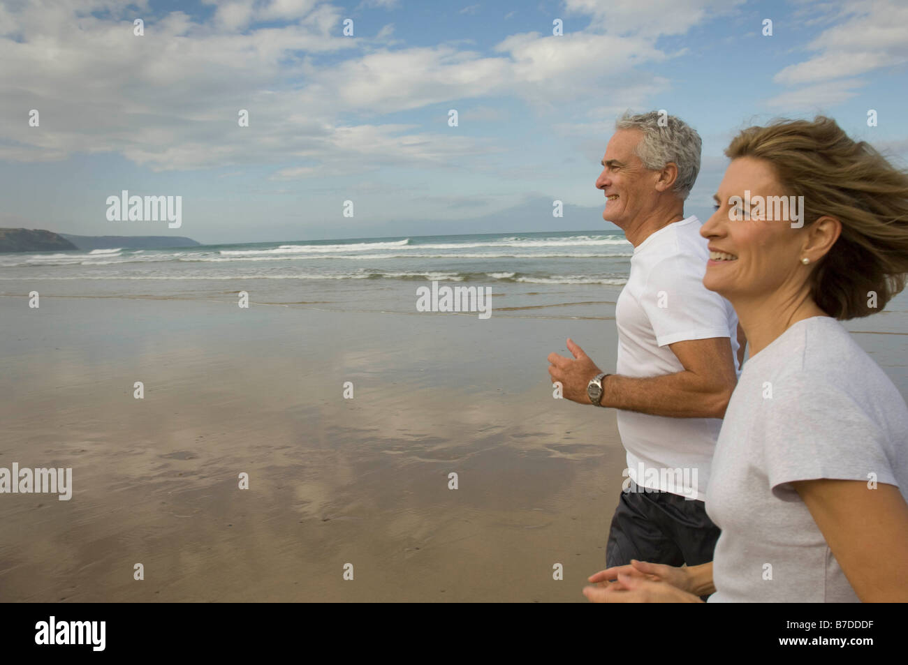 Matura in esecuzione su una spiaggia Foto Stock