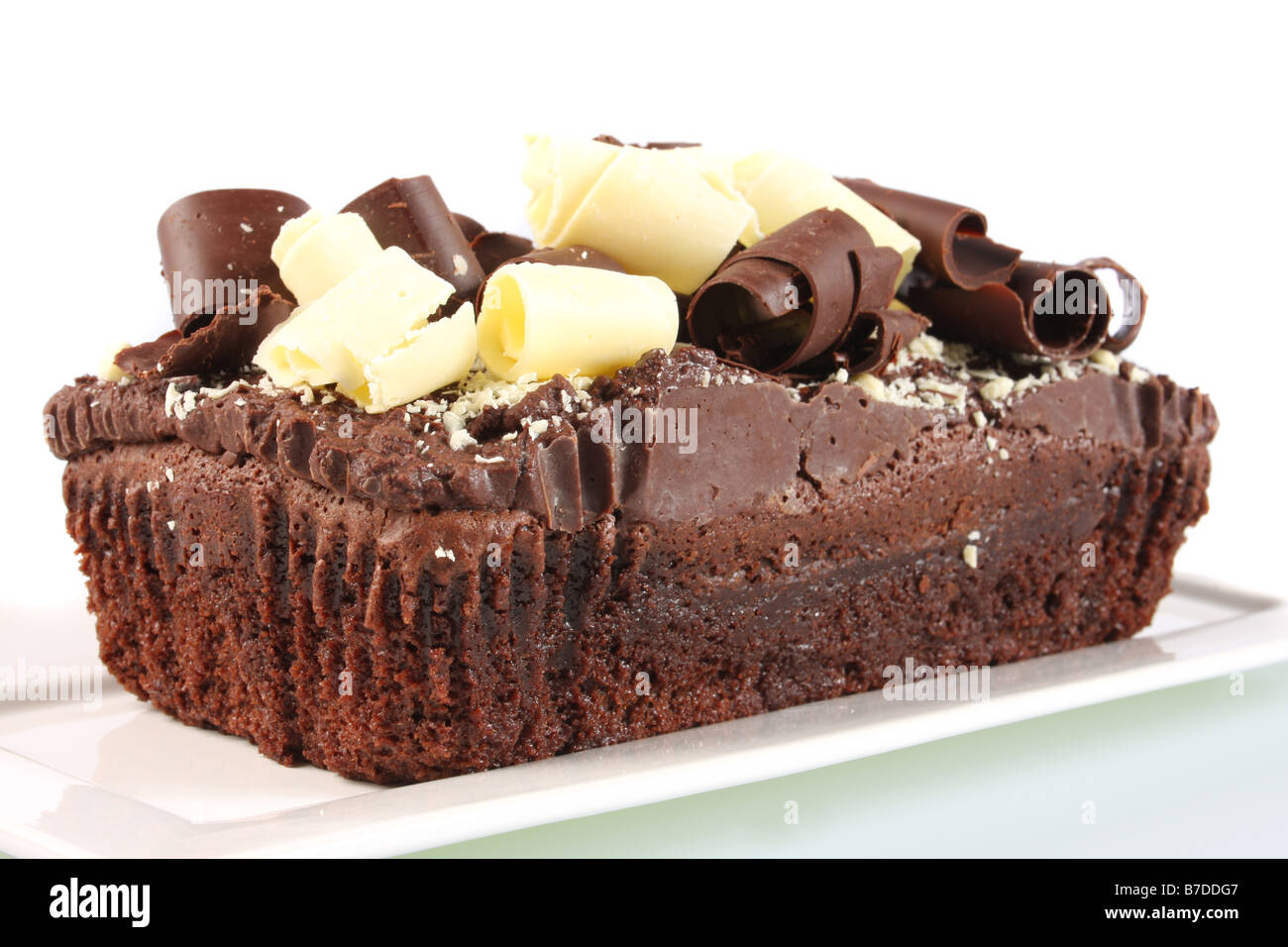Un intero cioccolato pan di spagna. Foto Stock
