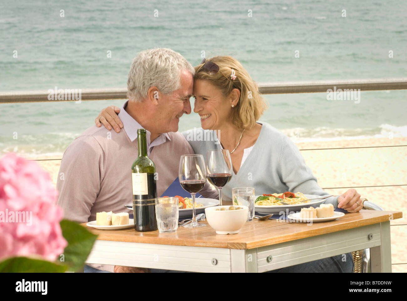 Paio di cenare presso il ristorante sul mare Foto Stock