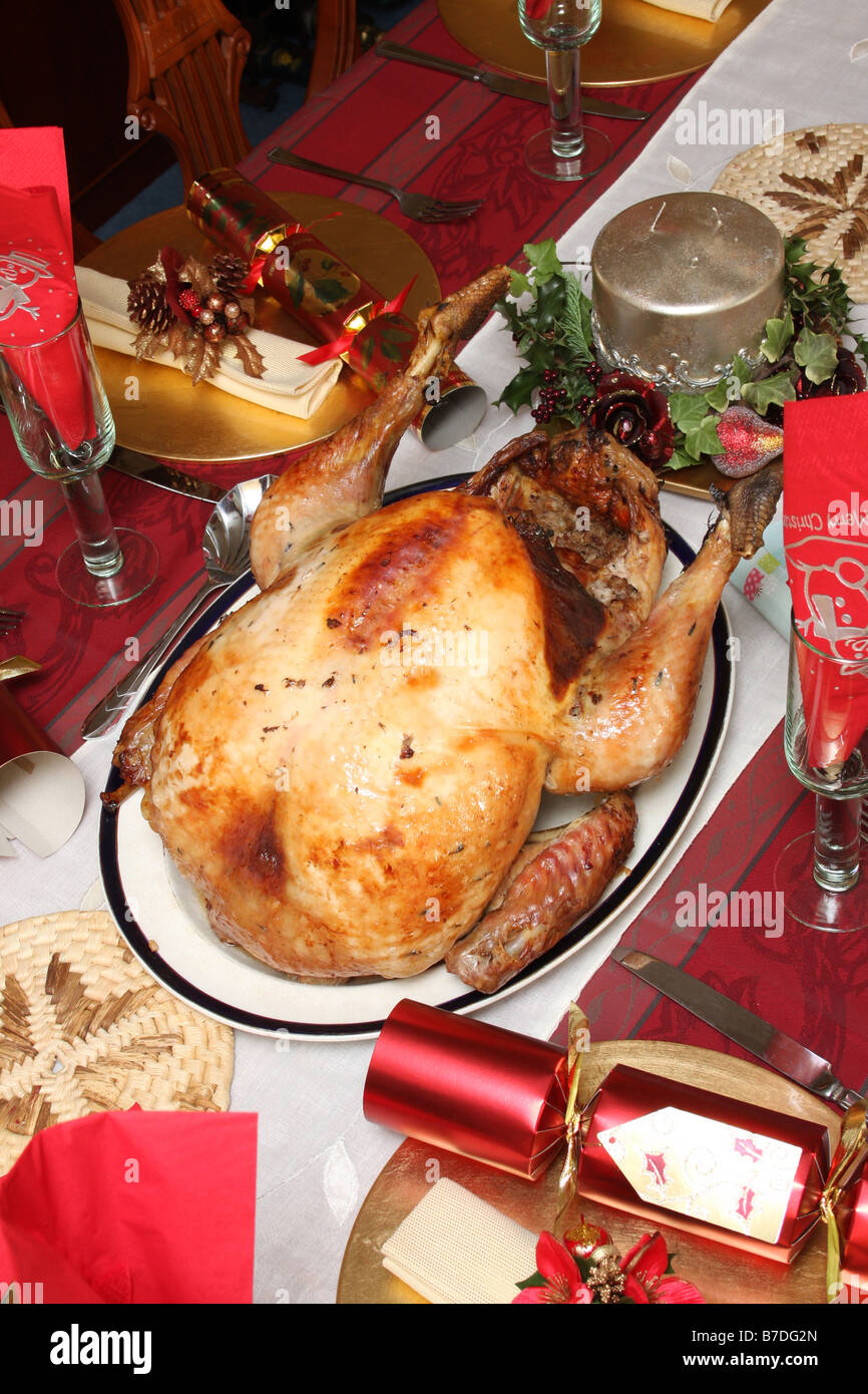 Un tacchino intero pronto per il carving su una tabella prevista per il pranzo di Natale. Foto Stock