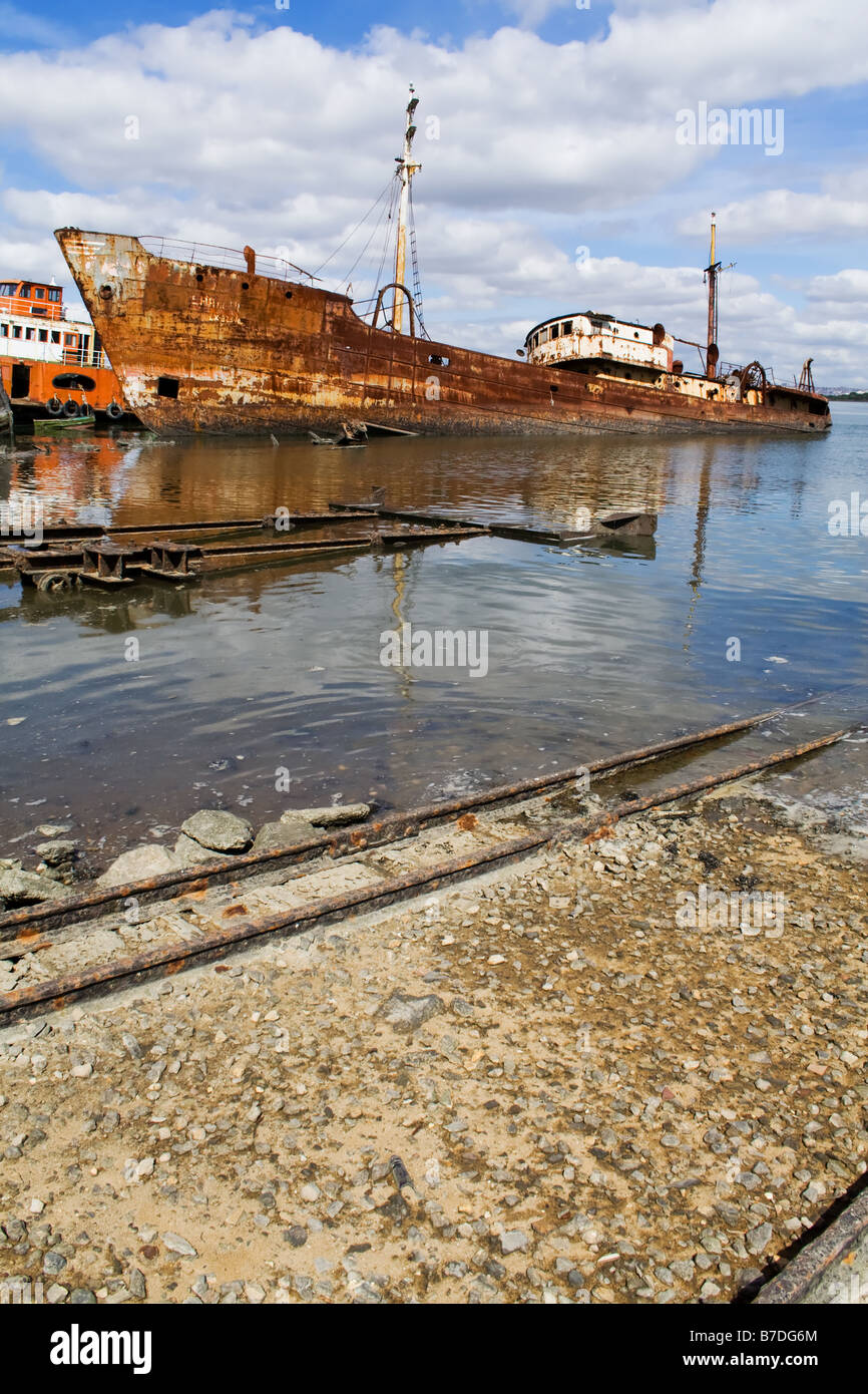 Vecchia nave da pesca in un cantiere navale. Portogallo Foto Stock
