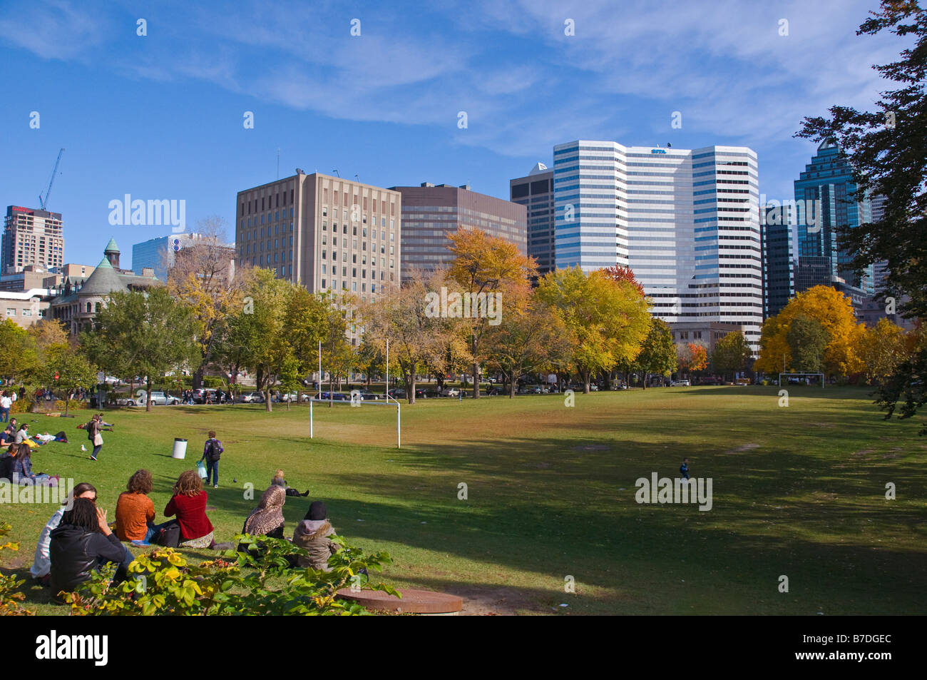 Gli studenti del campus della McGill University di Montreal, con il centro cittadino di Montreal in background Foto Stock