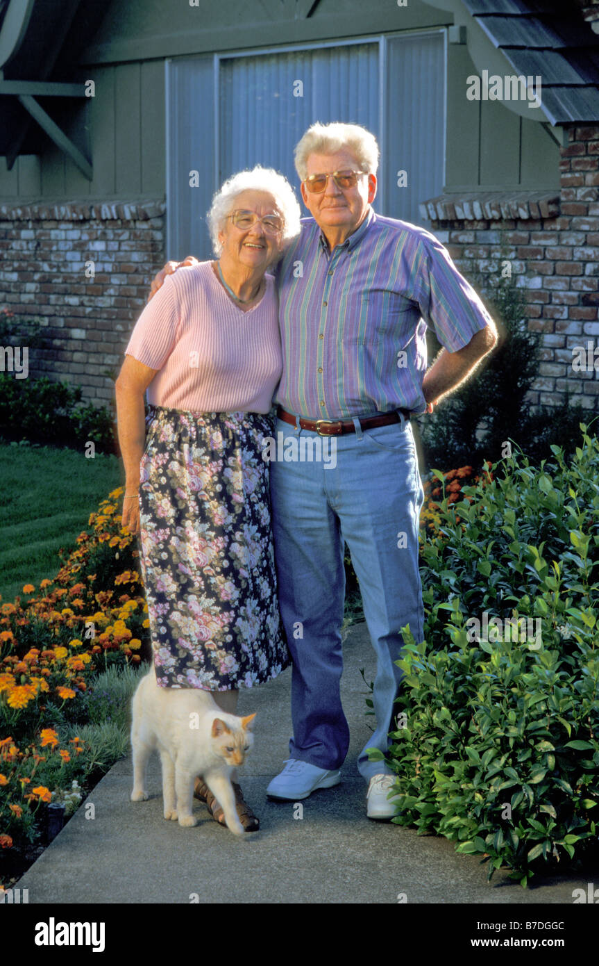 Coppia senior con il gatto di casa Foto Stock