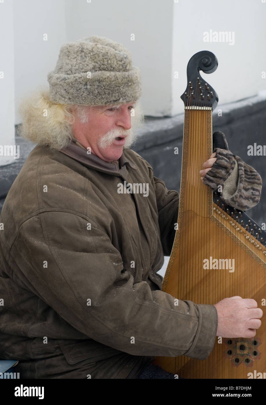 Musicista che gioca la bandura una stringa strumento unico per l'Ucraina Foto Stock