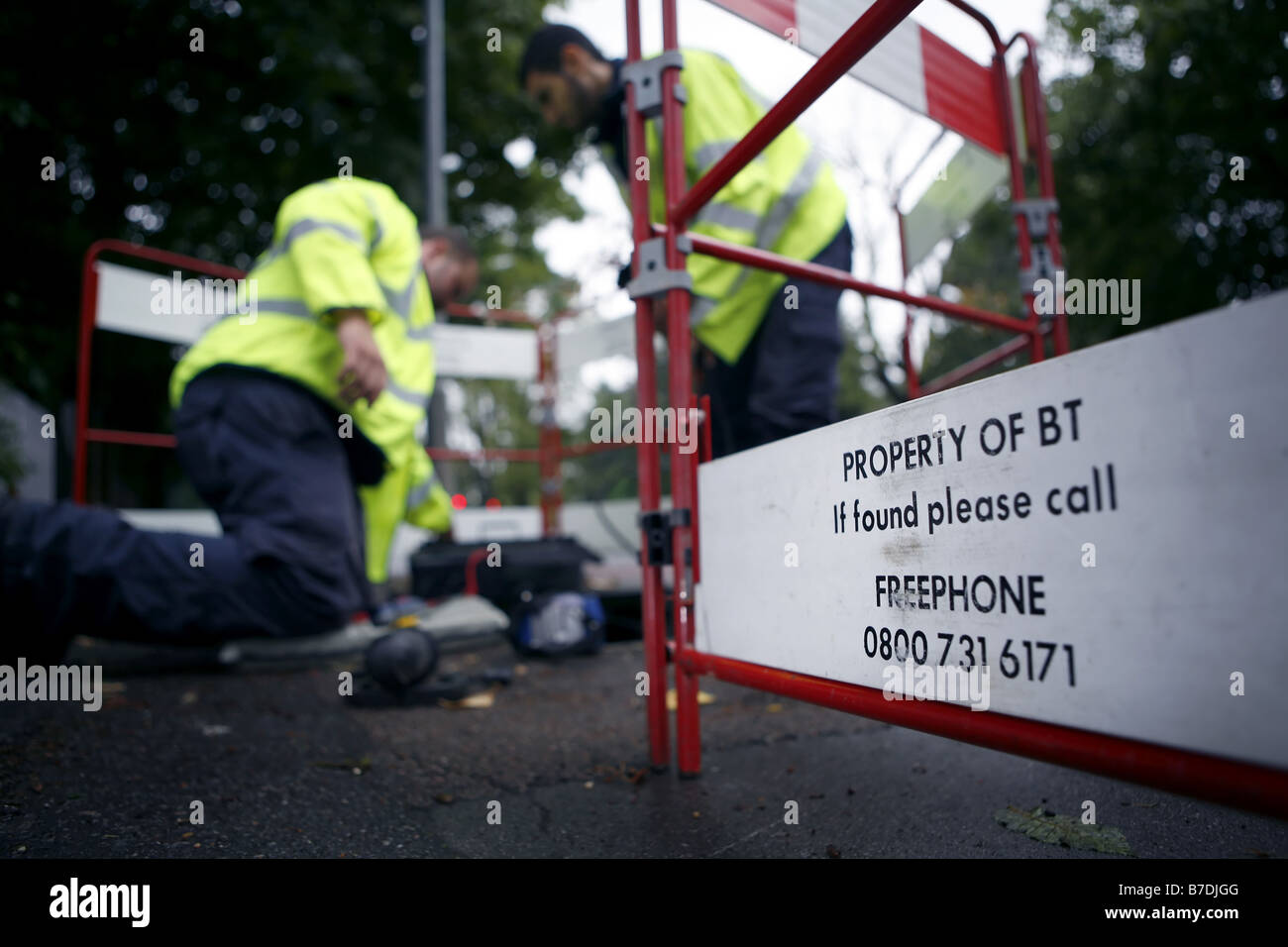 Gli ingegneri di BT che fissa le linee telefoniche nel nord di Londra Foto Stock