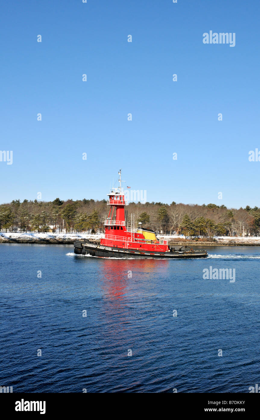 Rimorchiatore rosso da Bouchard trasporti nel Canale di Cape Cod in una limpida giornata invernale con cielo blu Foto Stock