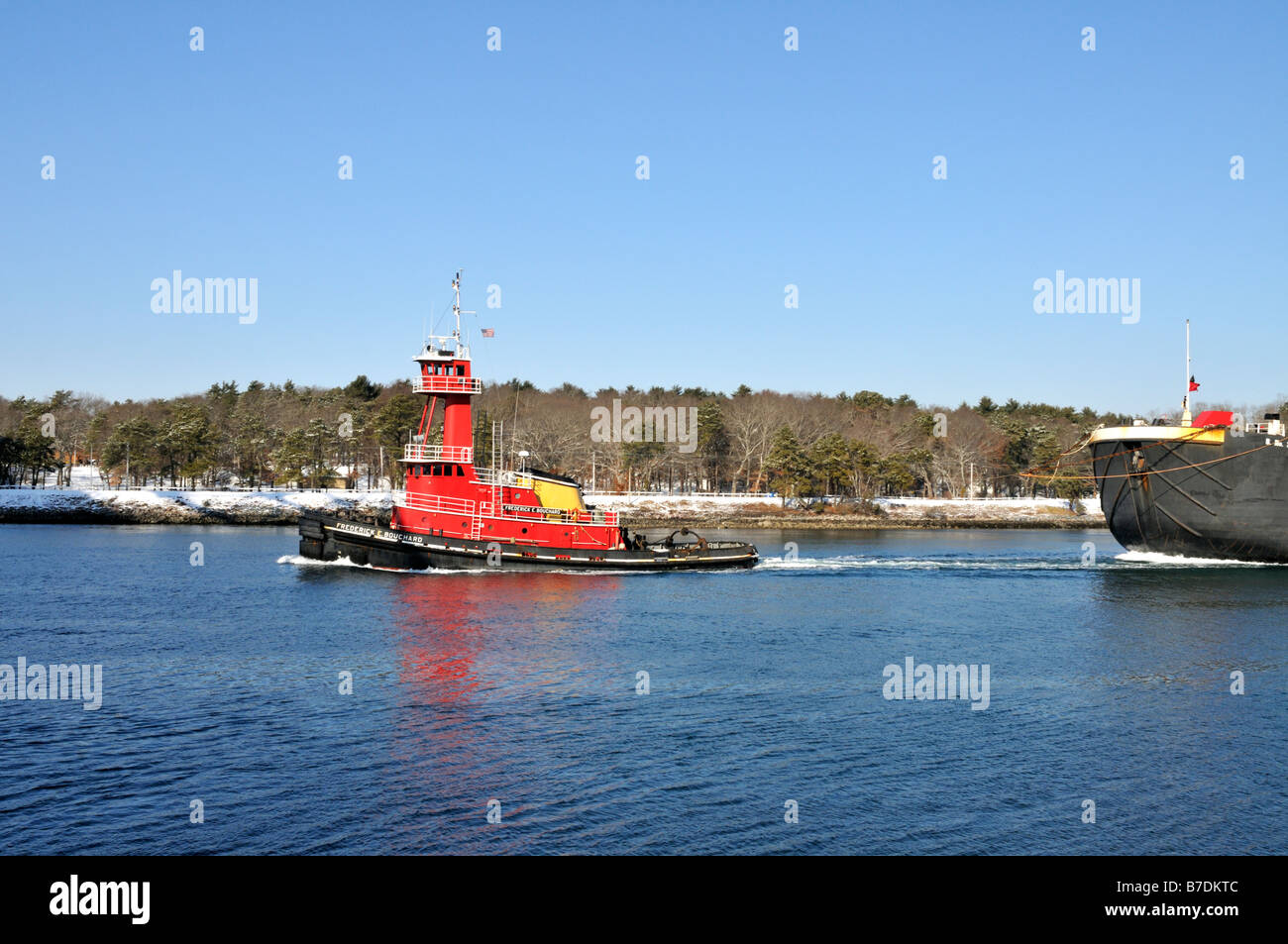 Red rimorchiatore tirando a doppio scafo di olio combustibile barge attraverso il canale di Cape Cod da Bouchard azienda di trasporti Foto Stock