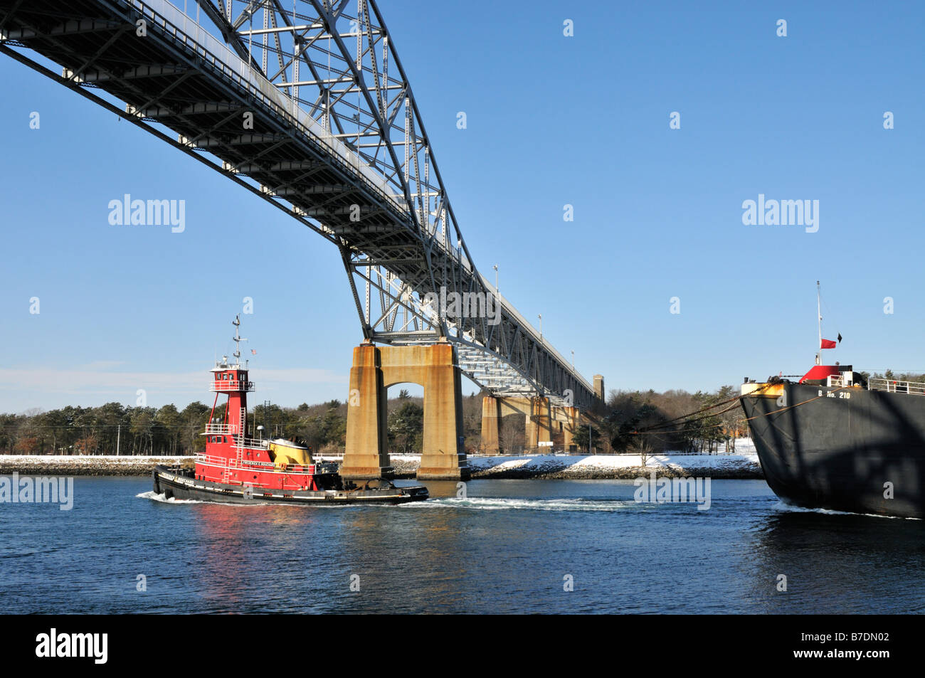 Rimorchiatore tirando le petroliere a doppio scafo olio combustibile barge nel canale di Cape Cod al di sotto del ponte di Bourne da Bouchard Transportation Company, USA Foto Stock