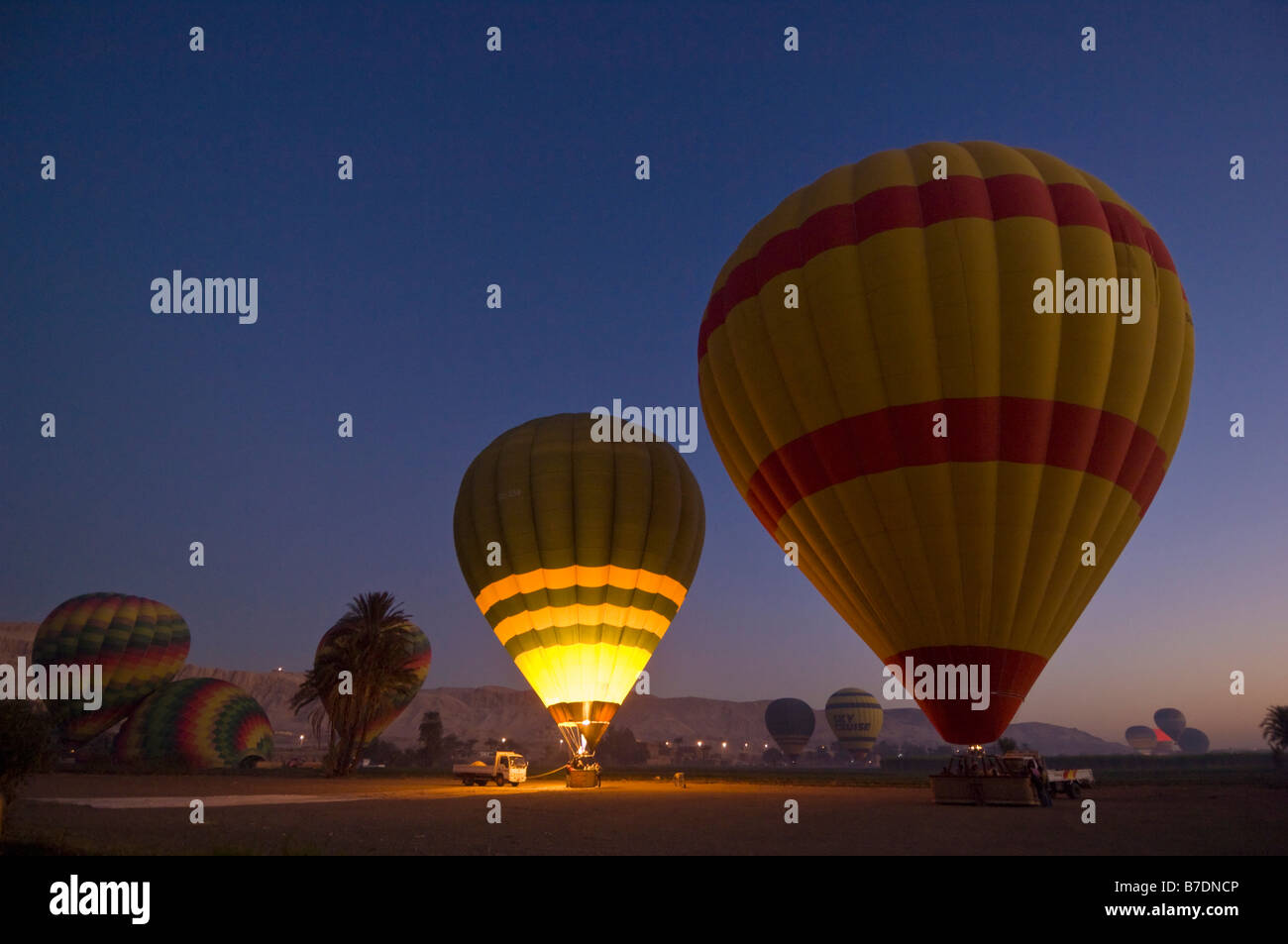 Tanti i palloni ad aria calda sempre pronto al decollo all'alba nel deserto ad ovest del fiume Nilo vicino a Luxor Egitto Medio Oriente Foto Stock