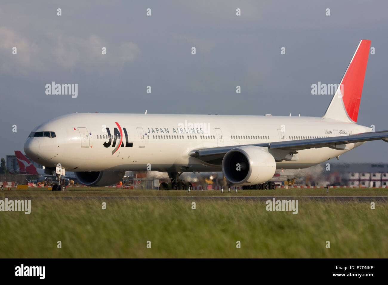 Japan Airlines - JAL Boeing 777-346/ER rullaggio per la partenza all'aeroporto di Londra Heathrow. Foto Stock