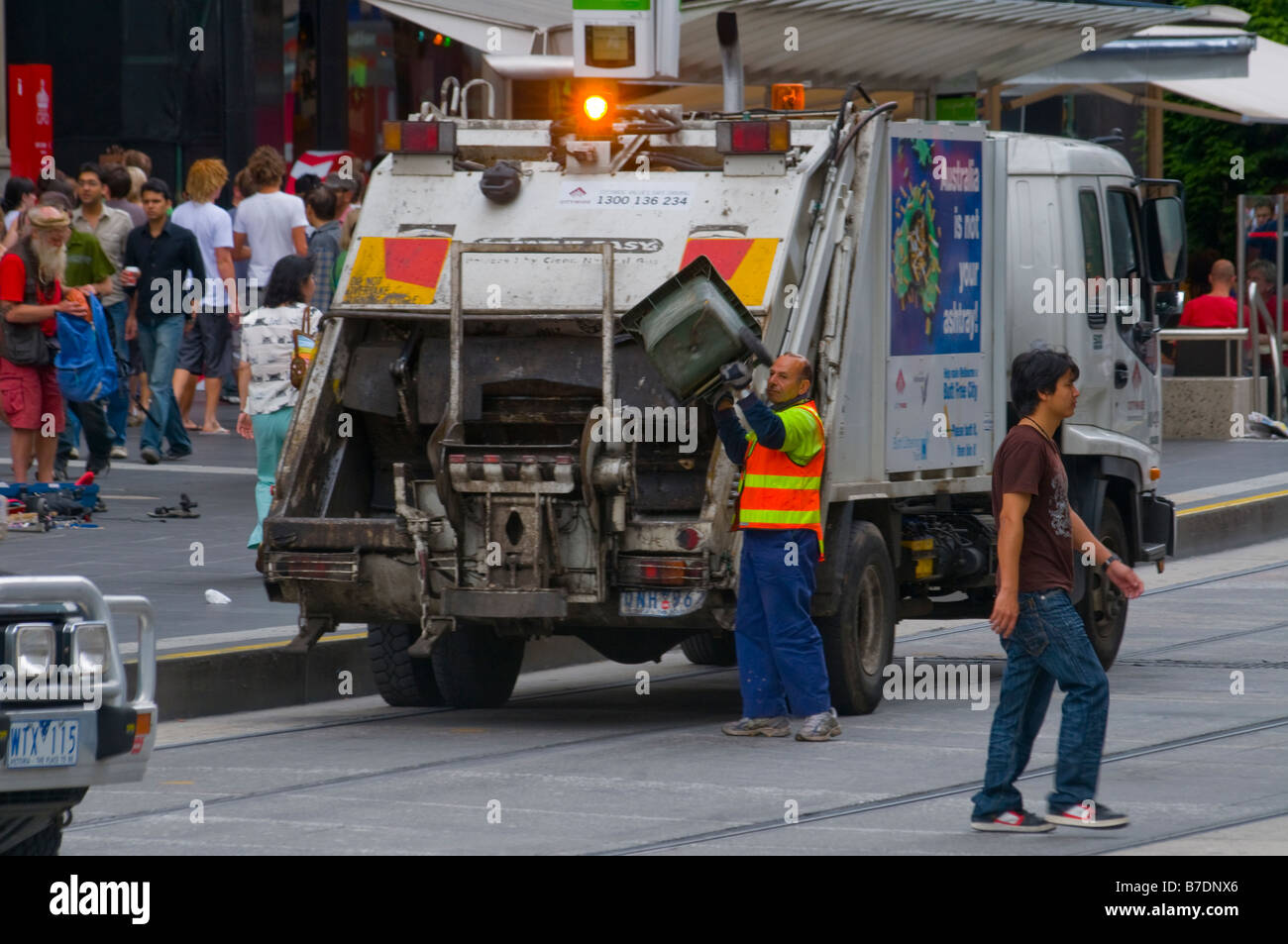 Consiglio la procedura di garbage collection in zone del centro città di Melbourne in Australia Foto Stock