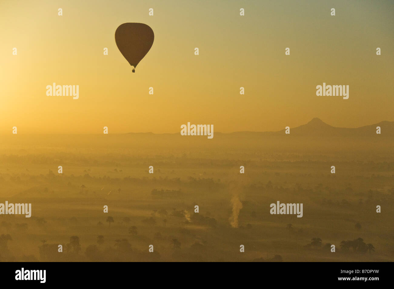 In mongolfiera ad aria calda a sunrise volare sopra il deserto ad ovest del fiume Nilo vicino a Luxor Egitto Medio Oriente Foto Stock