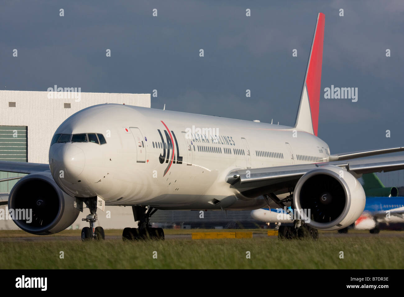 Japan Airlines - JAL Boeing 777-346/ER rullaggio per la partenza all'aeroporto di Londra Heathrow. Foto Stock