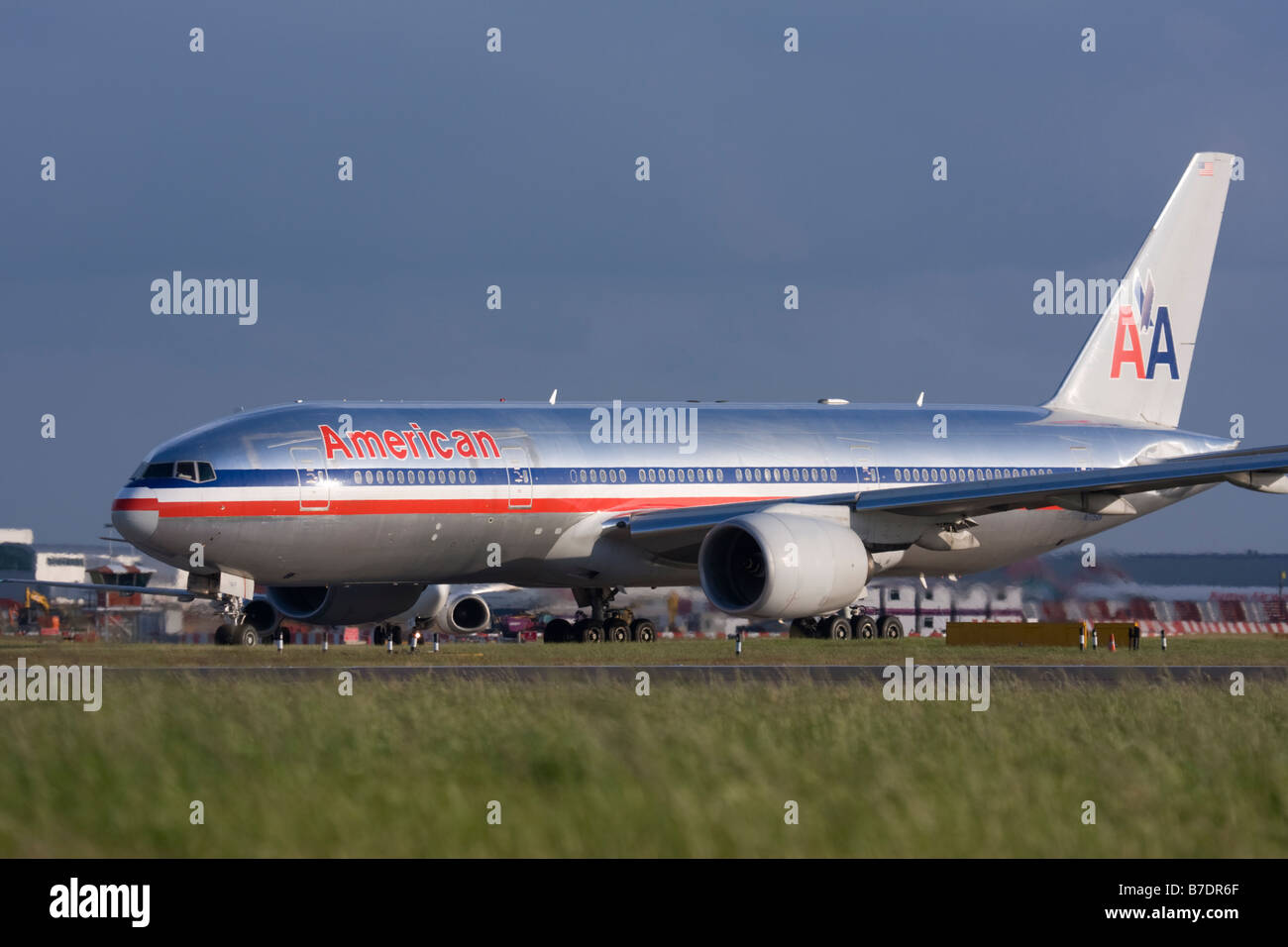 American Airlines Boeing 777-223/ER rullaggio per la partenza all'aeroporto di Londra Heathrow. Foto Stock