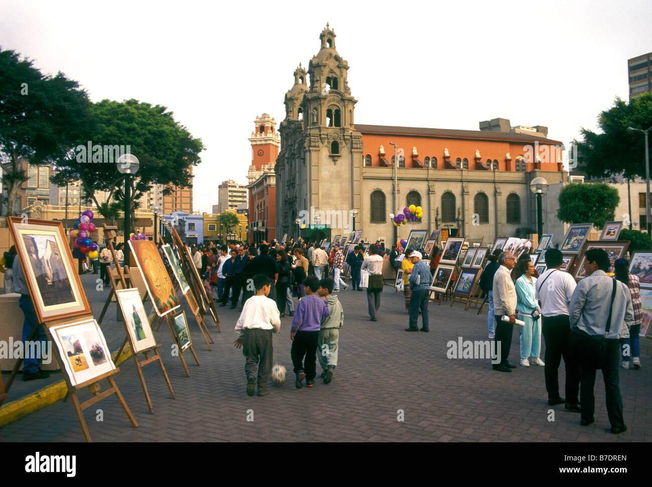 Tutti i peruviani, popolo peruviano, shoppers, shopping, arte fiera, Parque Central, quartiere di Miraflores, Lima, Provincia di Lima, Perù, Sud America Foto Stock