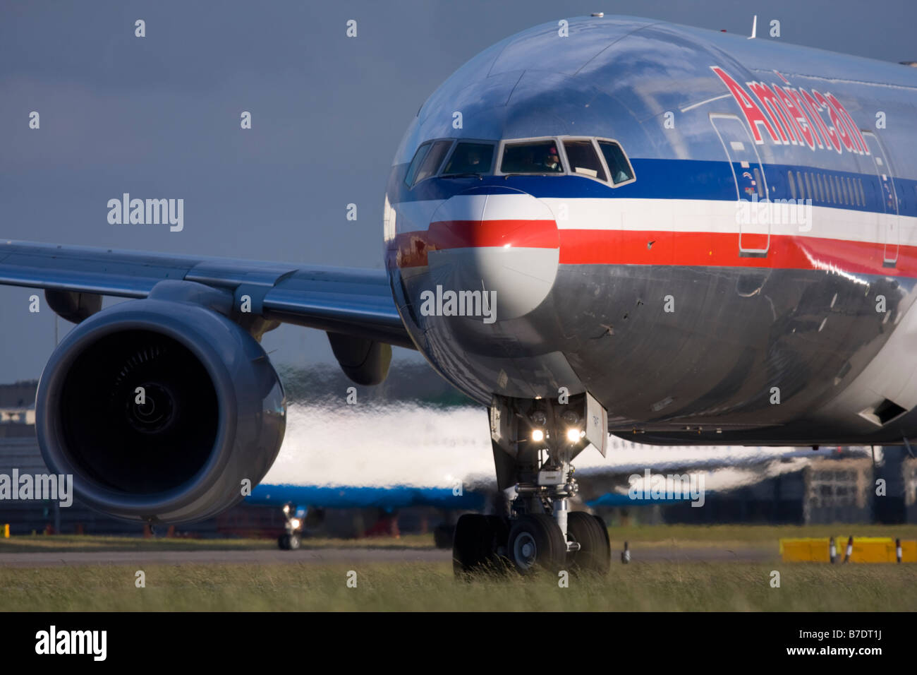 American Airlines Boeing 777-223/ER rullaggio per la partenza all'aeroporto di Londra Heathrow. Foto Stock