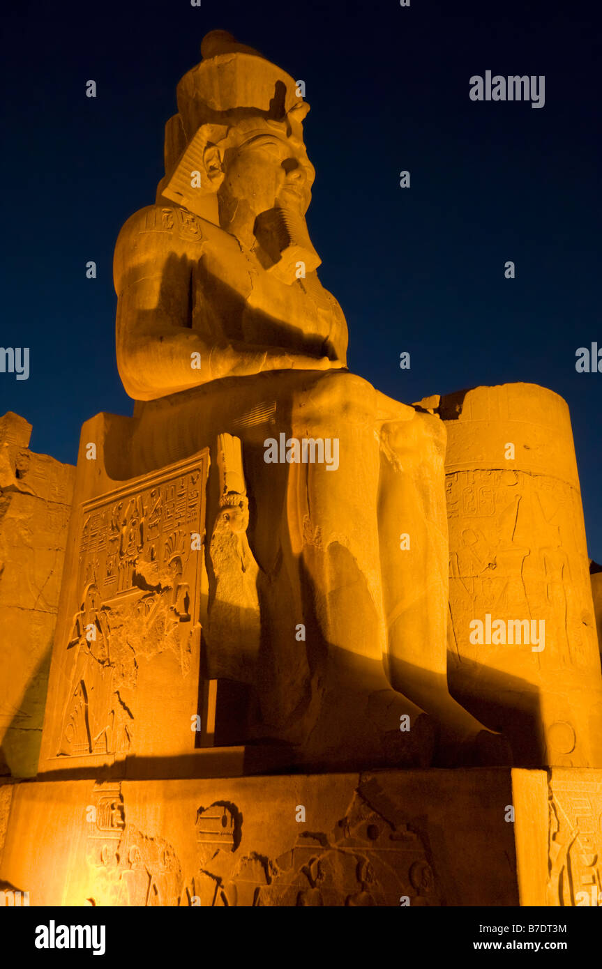 I riflettori statua ricoperta con geroglifici all interno del Tempio di Luxor al tramonto Luxor Egitto Medio Oriente Foto Stock