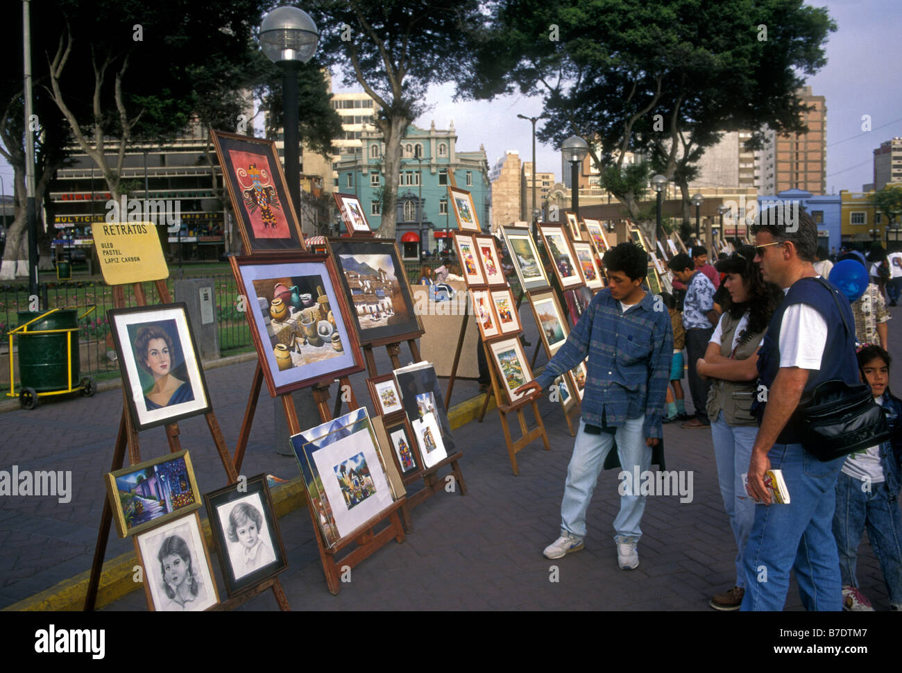 Tutti i peruviani, popolo peruviano, shoppers, shopping, arte fiera, Parque Central, quartiere di Miraflores, Lima, Provincia di Lima, Perù, Sud America Foto Stock