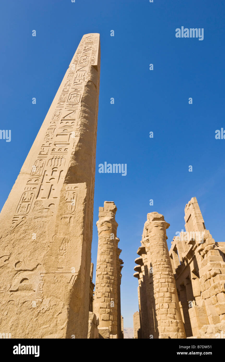 Obelisco di granito colonna decorato con geroglifici al tempio di Karnak Luxor Egitto MEDIO ORIENTE Foto Stock