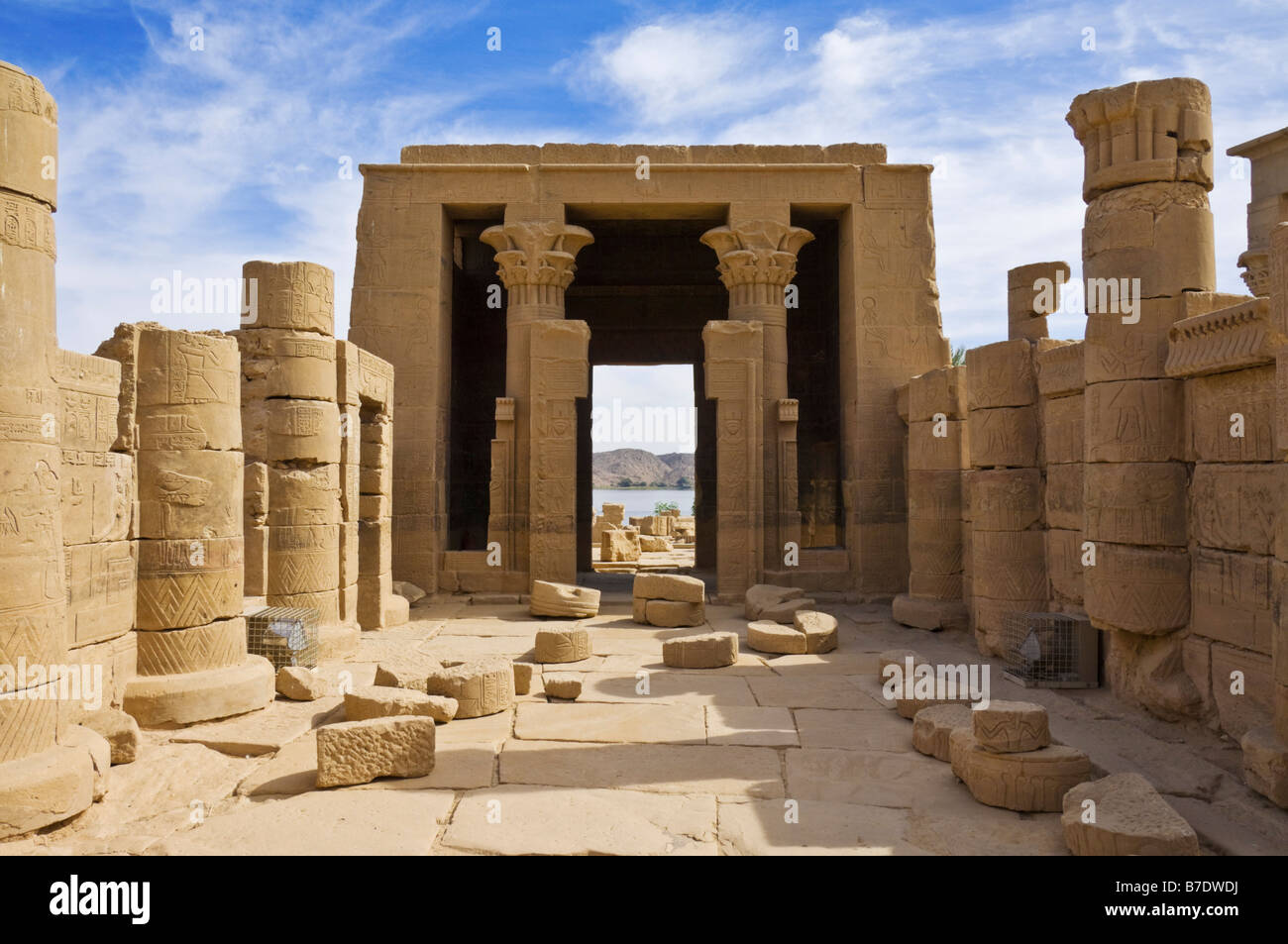 Tempio di Iside a Philae che fu ricostruita sull isola di Agilika dopo la costruzione della diga di Assuan Aswan Egitto Medio Oriente Foto Stock