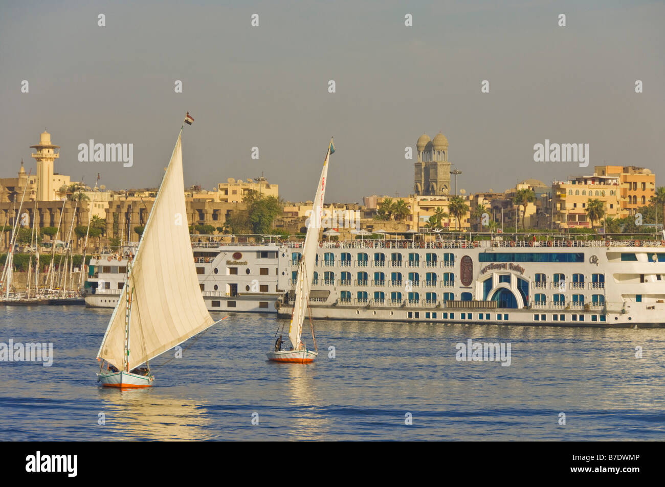 In legno tradizionali barche a vela o feluche navigando sul fiume Nilo con crociera sul Nilo barche ormeggiate a Luxor Egitto Medio Oriente Foto Stock