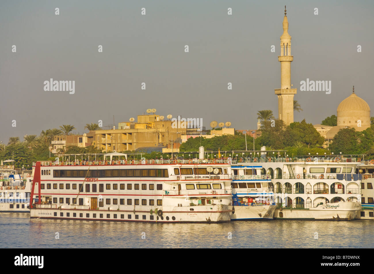 Fiume crociera sul Nilo barche ormeggiate a Luxor Egitto Medio Oriente Foto Stock