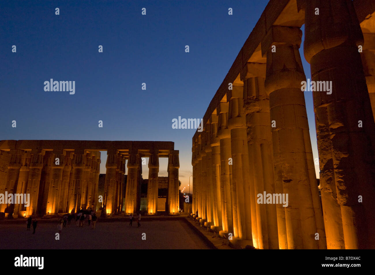 Colonne illuminati della corte di Amenhotep III all'interno del Tempio di Luxor al tramonto Luxor Egitto Medio Oriente Foto Stock