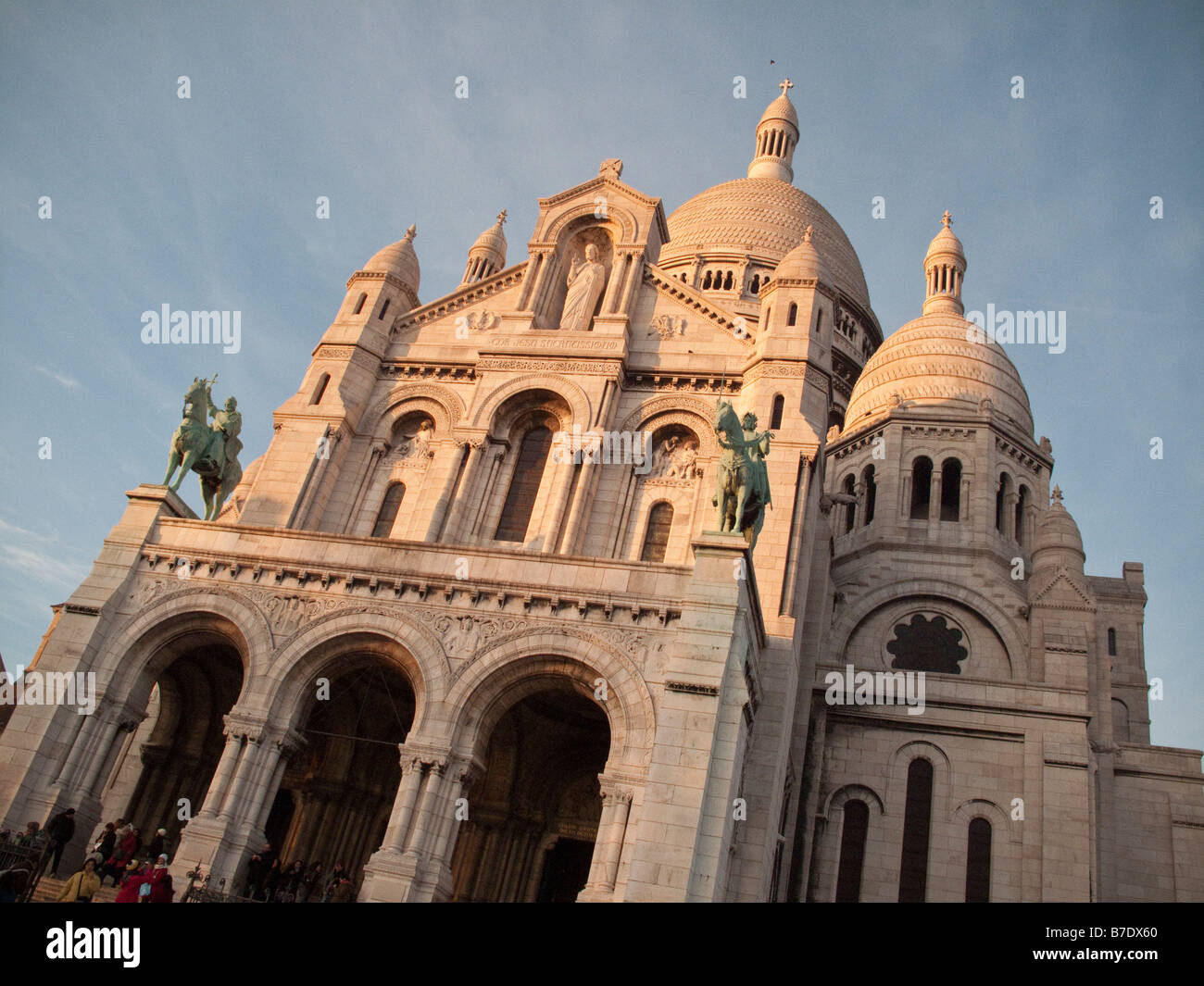 Basilique du Sacré-Coeur situato a Parigi, in Francia in occasione del vertice di La Butte Montmartre, il punto più alto della città. Foto Stock