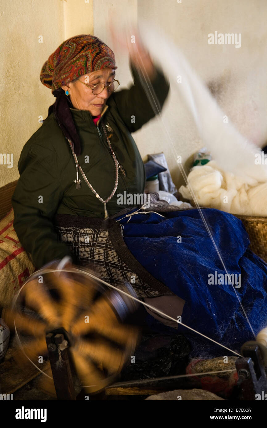 Il Tibetano donna tessitura di un tappeto tibetano Foto Stock